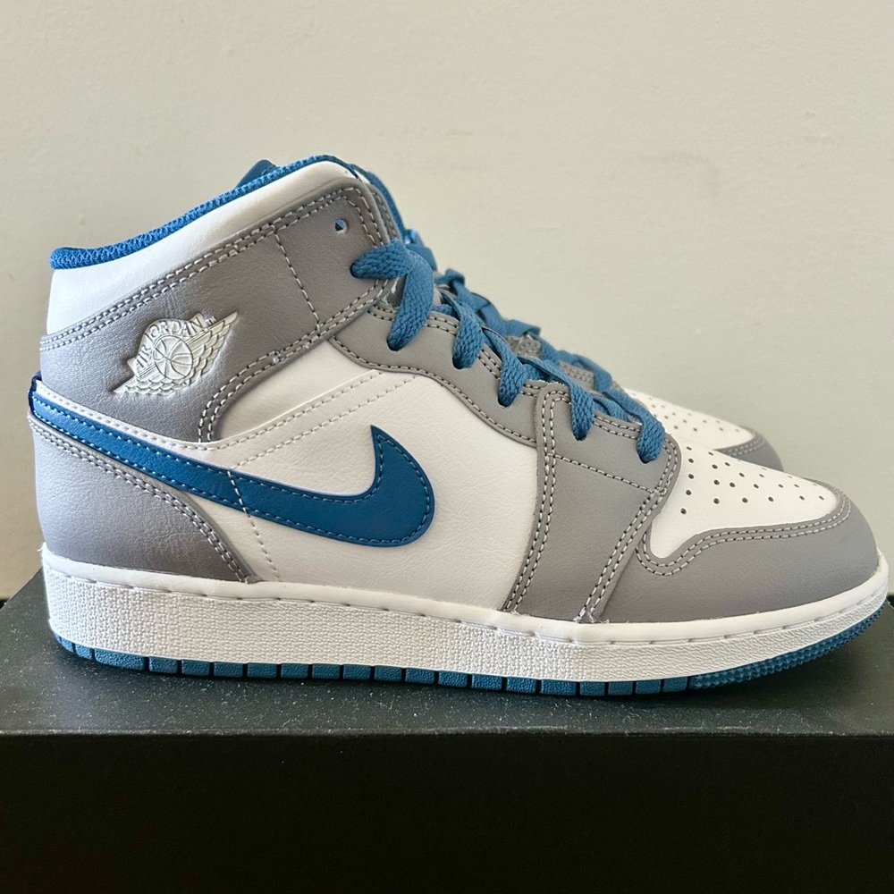 Air Jordan 1 Mid GS “Cement True Blue”  Cement Gray/ White/True Blue